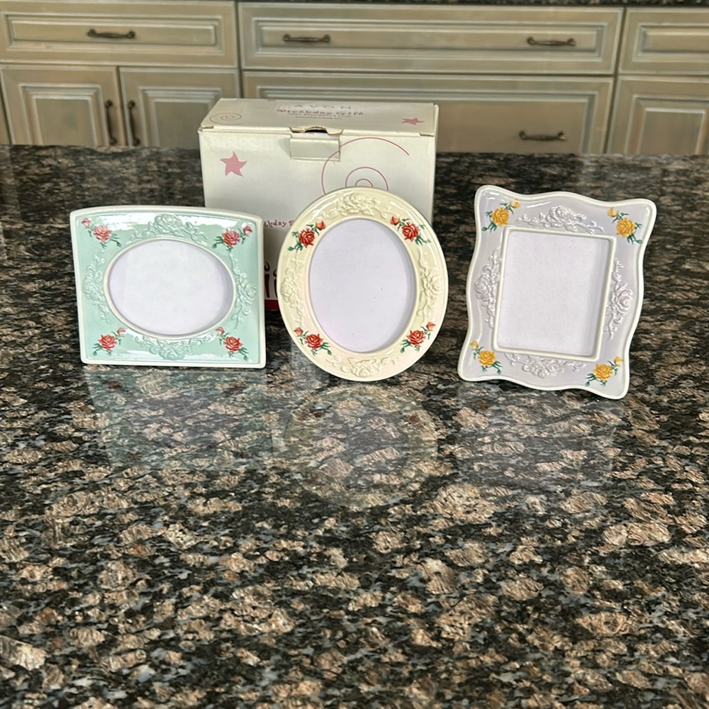 AVON VINTAGE BIRTHDAY GIFT 2007 PRESIDENTS CLUB PORCELAIN FRAME SET OF 3 NWT - Picture 1 of 6